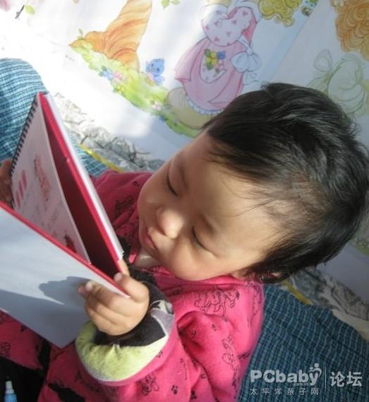 看得也倍兒認(rèn)真了，菲兒這是臺(tái)歷不是吃的，不用這么認(rèn)真
