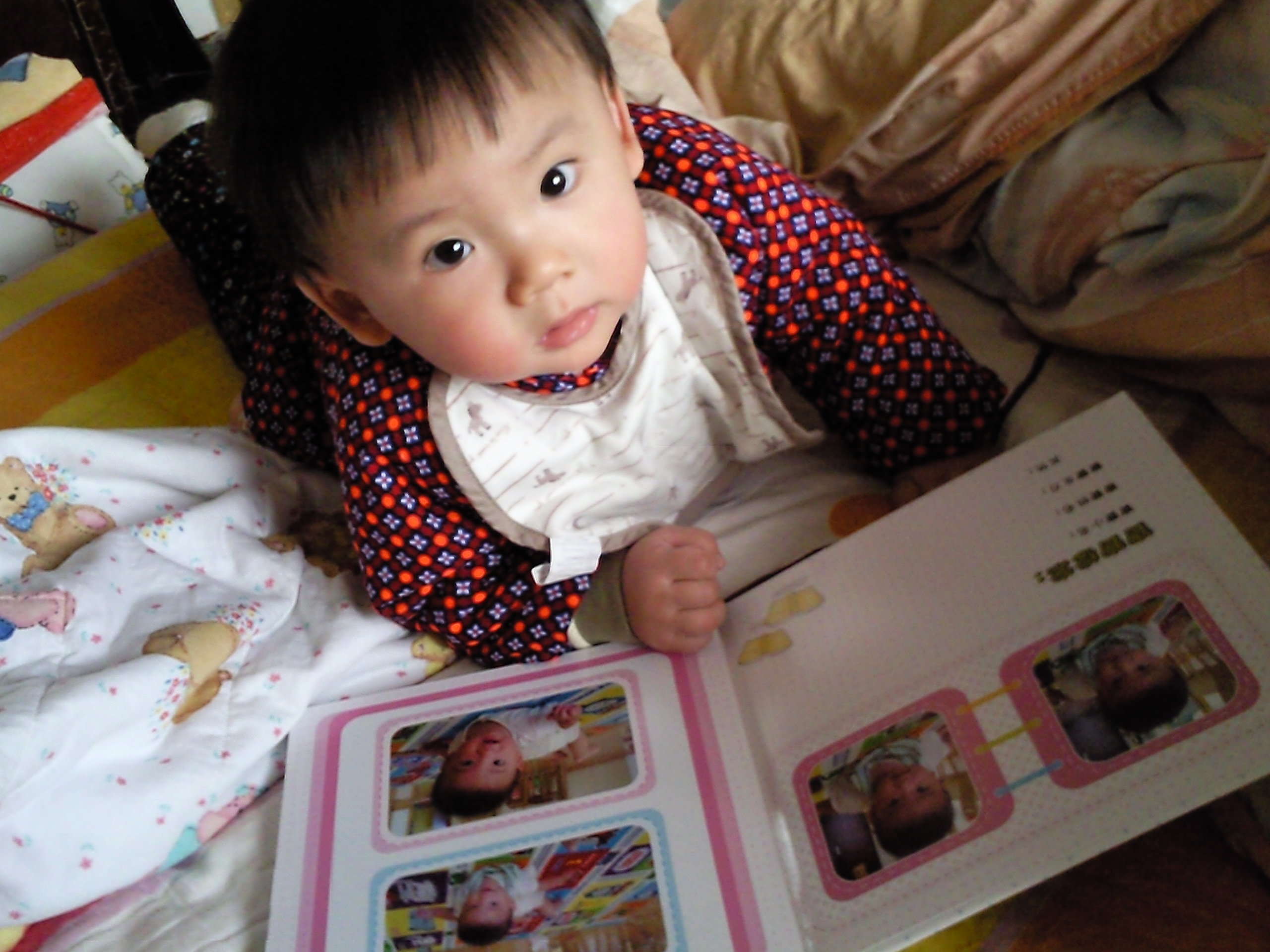 兒子你看什么呢，媽咪給你做了好東西，你要看的是照片書(shū)